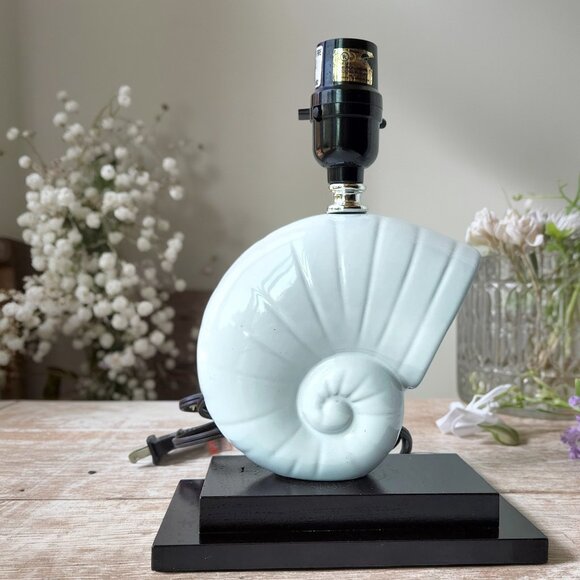 Vintage Nautilus Shell Lamp: White Ceramic Coastal Table Light, 1980s Decor - Picture 1 of 10